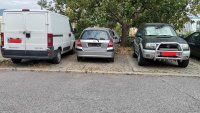 Изоставени коли в градовете преседяват с месеци, заемат паркоместа