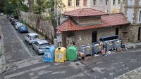 Центърът на Бургас: Боклуци около кофите, плъхове, котки, гларуси ги разнасят
