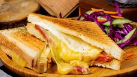 Среднощна вкуснотия за Мондиал 2026: Рецепта за сандвич с кашкавал