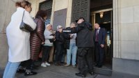 Опашка от хора пред БНБ за стартови пакети от евромонети (СНИМКИ)