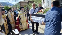 Със сълзи и болка Кричим се прощава с убития Георги Кузев (СНИМКИ)