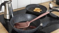 Как да почистим загорял тиган за минути