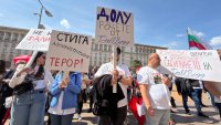 Служители и клиенти на застрахователна компания излязоха на протест срещу КФН (СНИМКИ)