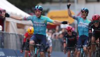 Тежко падане беляза Giro d&rsquo;Italia, дебютант спечели втория етап