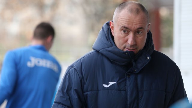 Треньорът на "Левски" Станимир Стоилов е посочил вратата на двама