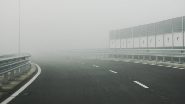 Ограничена видимостта поради мъгла в осем области на страната Благоевград