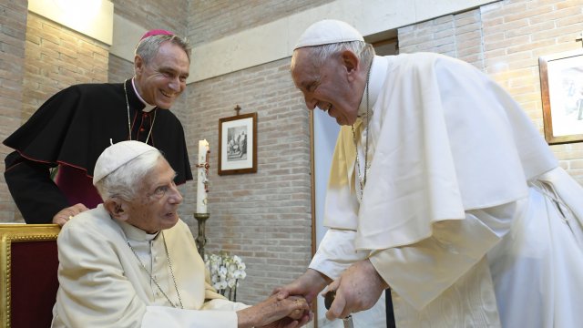 Папа Франциск заяви, че бившият папа Бенедикт е много болен