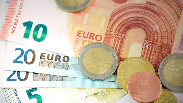 Европейската централна банка прогнозира, че ръстът на заплатите - ключов