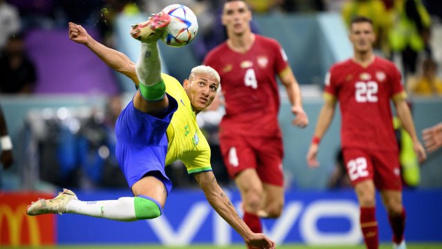 Бразилия се поизмъчи но тресна с 2 0 Сърбия в сблъсък