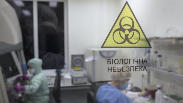 Официалната дейност на Пентагона в украинските биолаборатории е параван за
