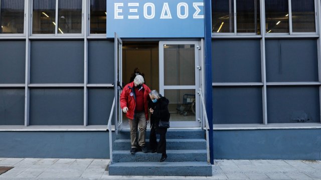 Гръцкият парламент прие законодателна поправка предвиждаща ваксинирането срещу Ковид 19 да