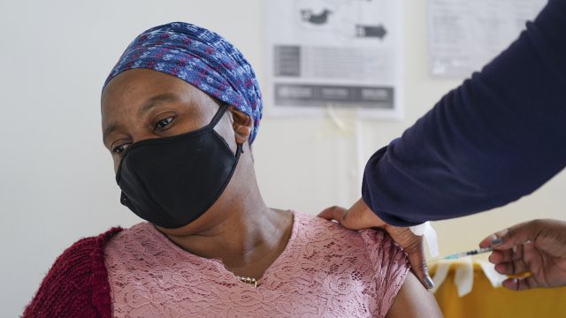 Едва 7% от африканците са ваксинирани, но броят на новорегистрираните