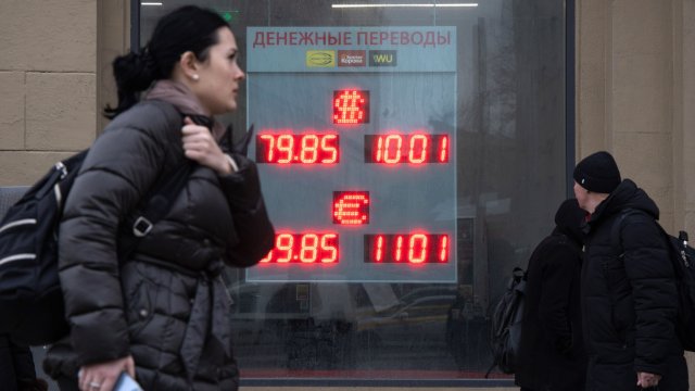 Руската рубла поевтиня с почти 30% спрямо долара днес. По