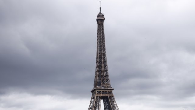 Мълния е ударила Айфеловата кула в Париж. В социалните мрежи