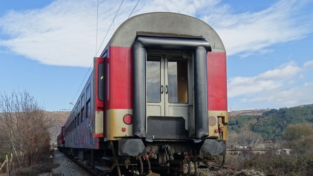 Шестима нелегални мигранти са свалени от влаковата композиция Бургас-София.свързаниНачалник влакът