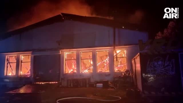 Хале на складова база край Бургас се запали тази вечер Сигналът