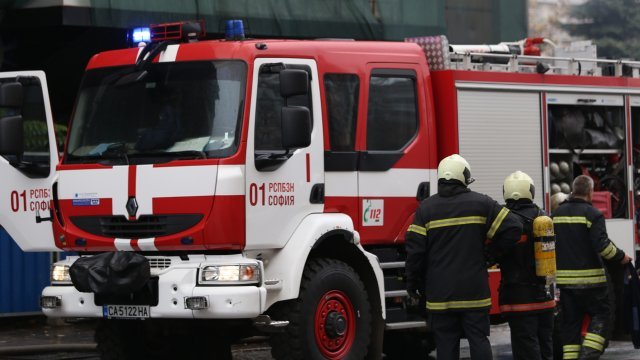 Пожар пламна в 18-етажен блок в бургаския комплекс "Лазур" днес