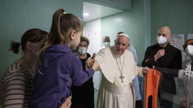 Папа Франциск посети деца-бежанци от Украйна, настанени в педиатричната болница