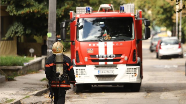 Пожар гори в жилищна сграда на улиците Кирил и Методий