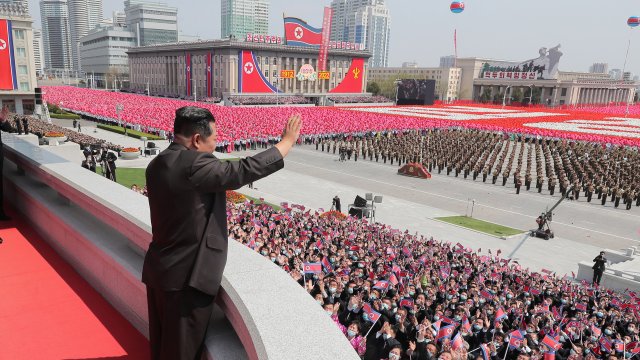 Лидерът на Северна Корея Ким Чен Ун е приветствал вчера