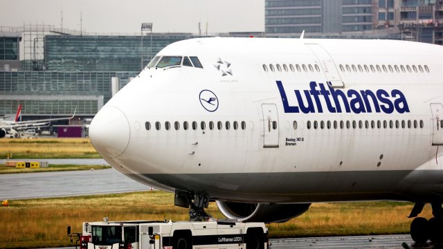 Най-голямата германска авиокомпания "Lufthansa" отменя около 10% от полетите си