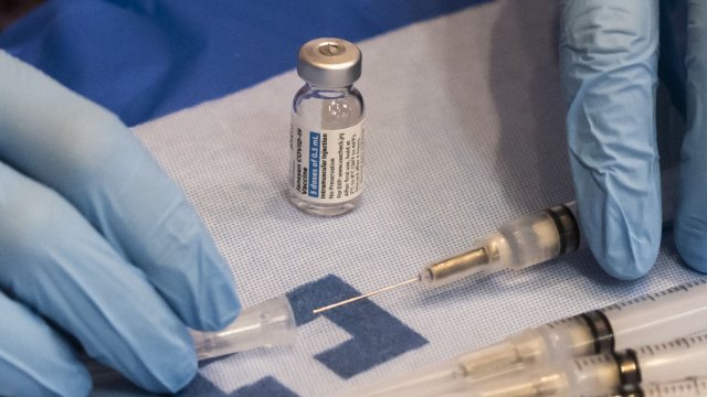 Американската компания Johnson amp Johnson спира производството на ваксината си