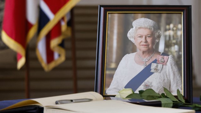 Кралица Елизабет II e починала от старост в 15 10 часа