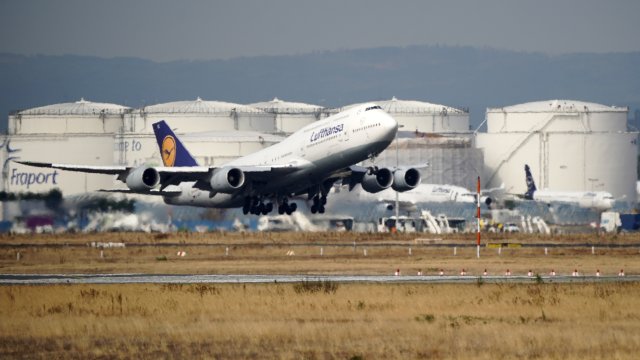 Най големият европейски авиопревозвач Deutsche Lufthansa AG ще преустанови почти всички полети