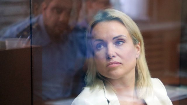 Руската телевизионна журналистка Марина Овсянникова, издирвана от руските власти от