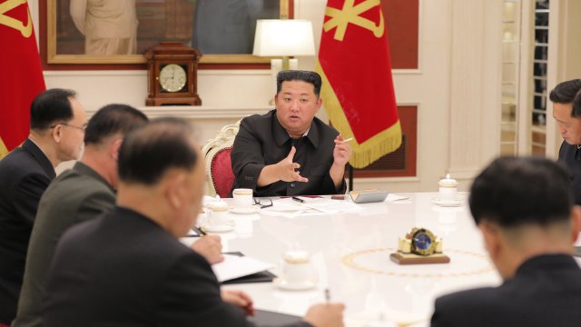 Ким Чен Ун упрекна реакцията на здравните власти в страната