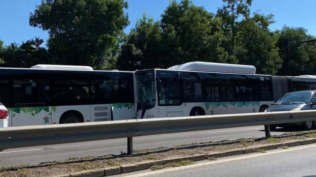 Катастрофа между два автобуса на столичния градски е станала в