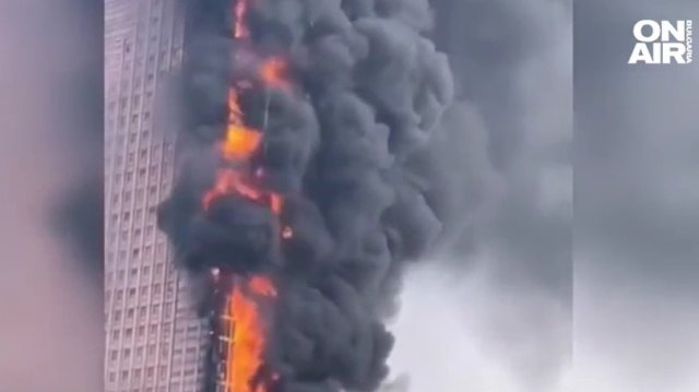 Голям пожар избухна в небостъргач в Китай. Засега не е