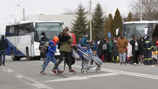 Повече от 370 хил души вече са напуснали Украйна 10