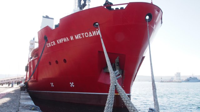 Българският военен научноизследователски кораб Св. св. Кирил и Методий се установи
