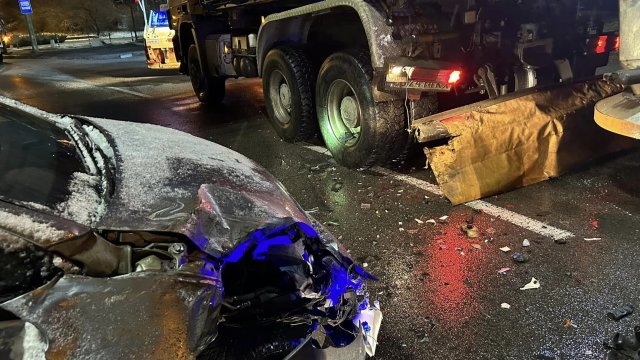 Кола се заби в снегорин в София. Инцидентът е станал