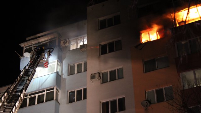 Голям пожар в квартал на Благоевград. Огънят е възникнал към