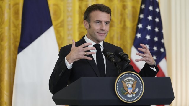Френският президент Еманюел Макрон разкритикува решението на Илън Мъск да