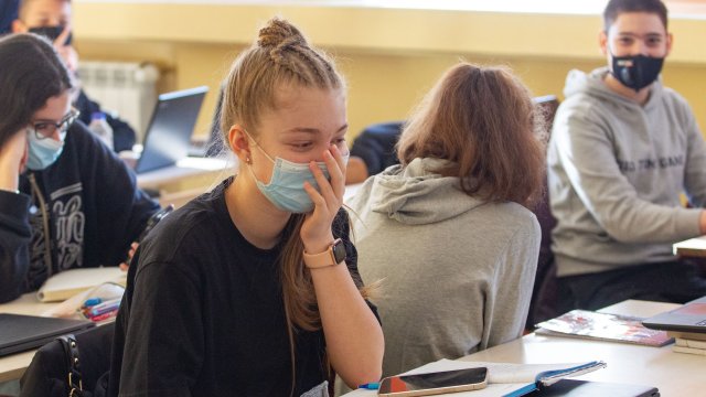 Засега се запазва високият дял на присъствено обучение в училищата