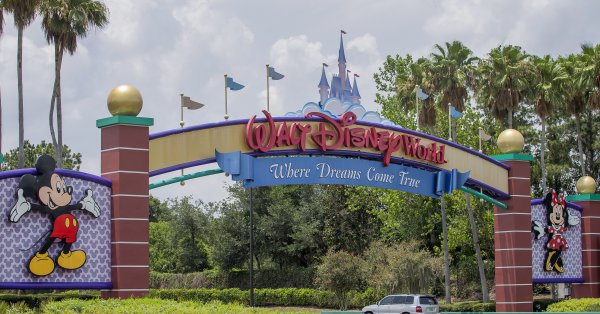 Съдят Disney заради мерките срещу Ковид-19 - Vimarsana News