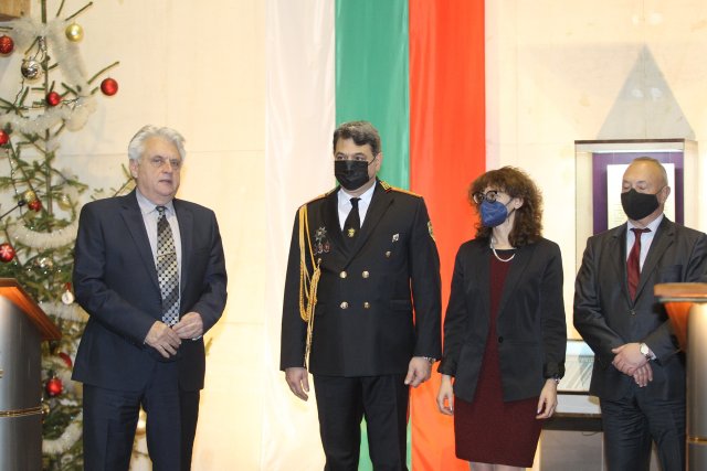 / Снимка: Димитър Кьосемарлиев (Bulgaria ON AIR)Министър Бойко Рашков награди